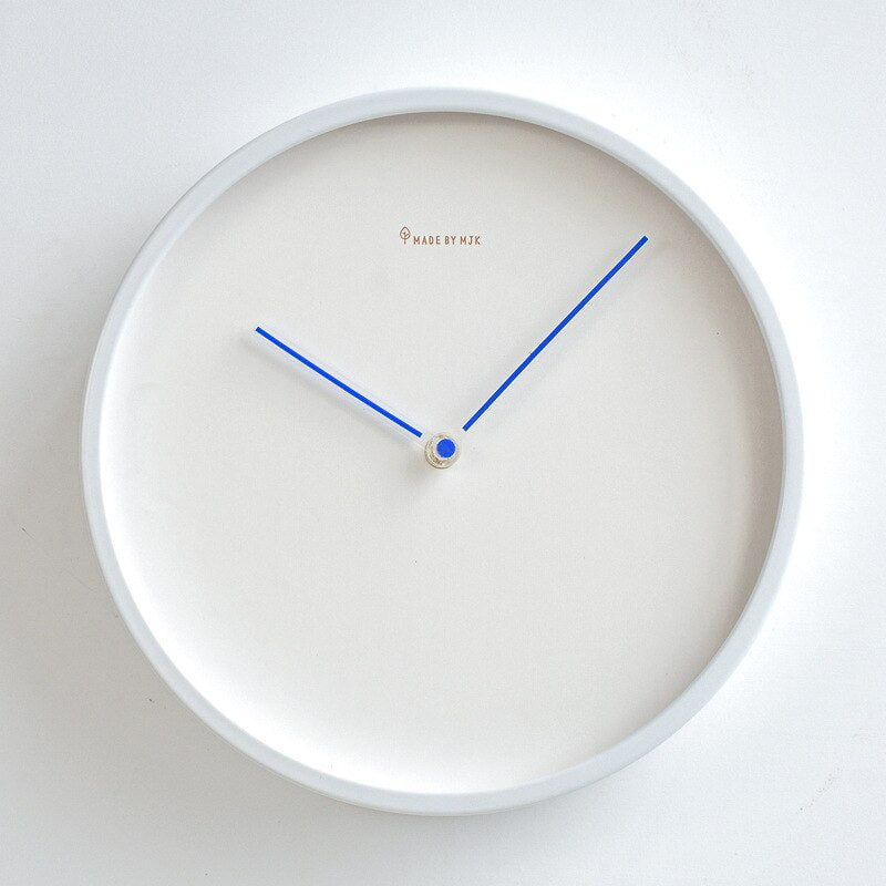 Minimalistische wandklok van mat kunststof en glas - Vessina