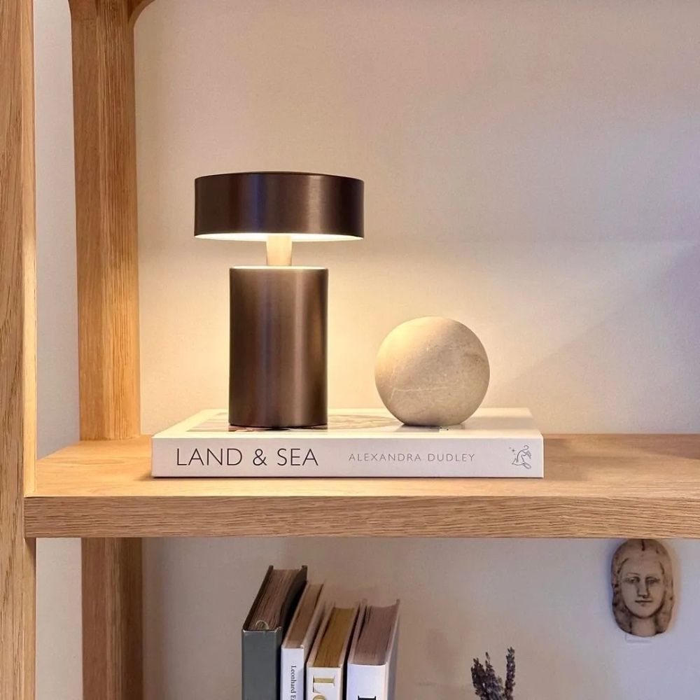 Design tafellamp in kolomvorm – Wit mat metalen afwerking - Vessina