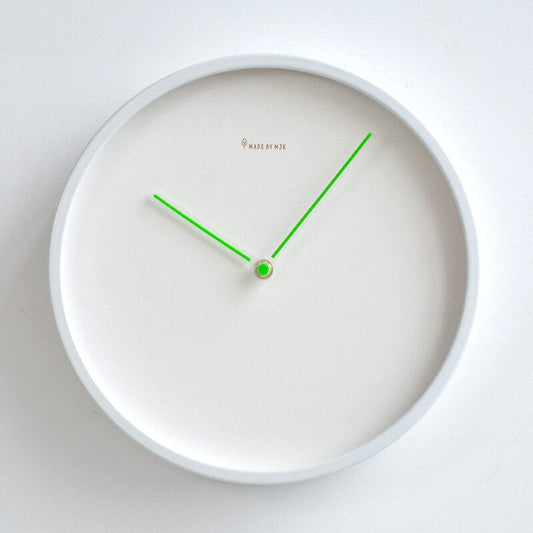 Minimalistische wandklok van mat kunststof en glas - Vessina