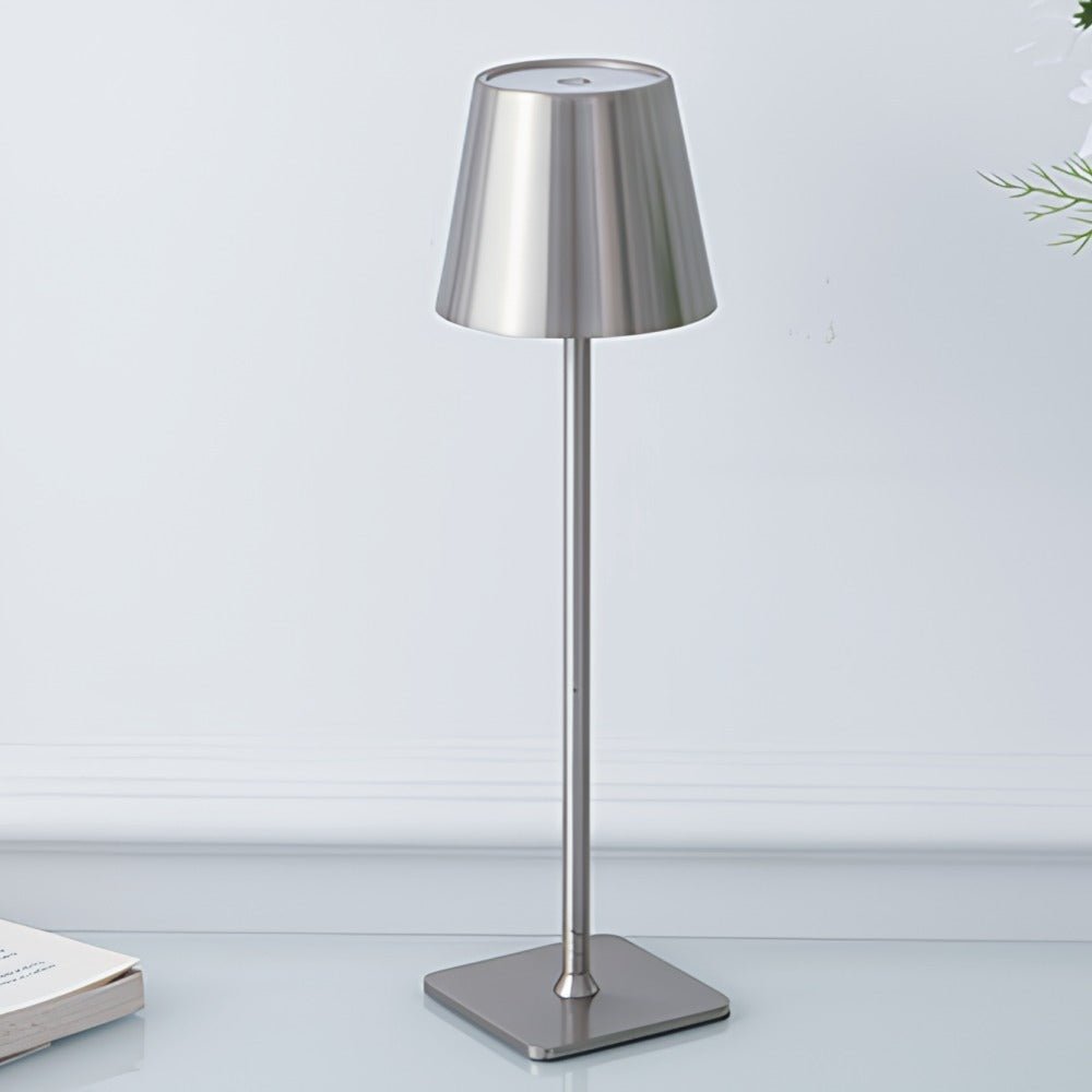 Tafellamp hoog model in ijzer, minimalistisch design - Vessina