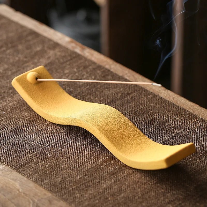 Wierookhouder van keramiek met golvend patroon - Vessina